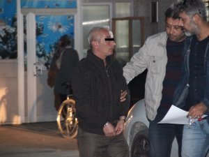 Karısını bıçaklayan zanlı yolda yürürken yakalandı