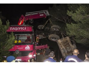 Traktör uçuruma yuvarlandı: 1 ölü