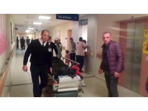 Otomobil kırmızı ışıkta motosiklete çarptı: 1 ölü, 2 yaralı