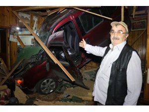 Kanepede uyuyan genç çatıdan giren aracı görünce şoka girdi