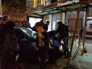 Kontrolden çıkan otomobil otobüs durağına daldı: 3 yaralı