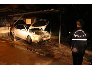 Adana’da park halindeki otomobil benzin dökülerek ateşe verildi