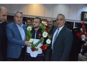 Güreşte dünyayı fetheden Bilici’ye coşkulu karşılama