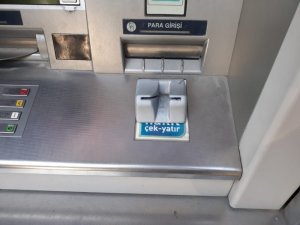 ATM’ye kurulan düzeneği vatandaş ortaya çıkardı