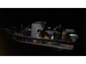 Hurda tekneden 21 kaçak göçmen yakalandı