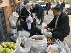 Herkes uyurken onlar erzak dağıtıyor