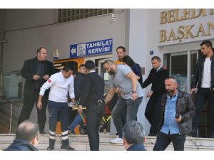 Belediyenin dördüncü katından atlamak istedi
