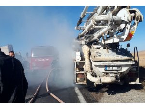 Seyir halindeki beton mikseri alev alev yandı