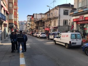 Akçakoca’da yol üzerindeki bayrakların sökülmesine inceleme