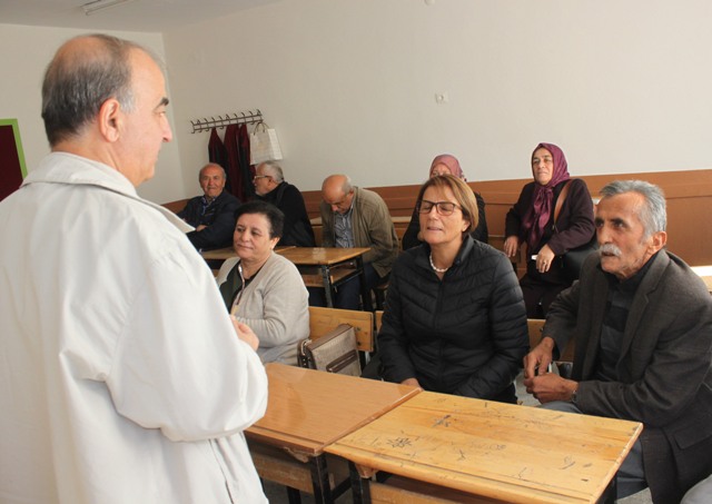 Lise arkadaşları 40 yıl sonra okulda buluştu