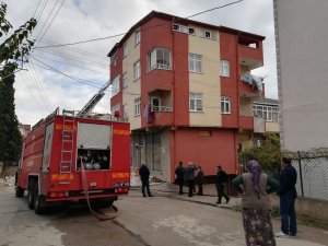 3 katlı binanın çatı katında çıkan yangın paniğe neden oldu