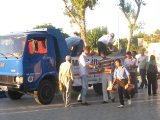 İftara yetişemeyenlere mobil iftar yetişiyor