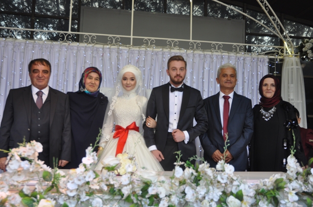 Zehra ile Mustafa dünya evine girdi