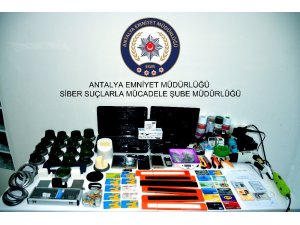 Antalya’da özel düzenekle kredi kartı kopyalayan 4 kişi yakalandı