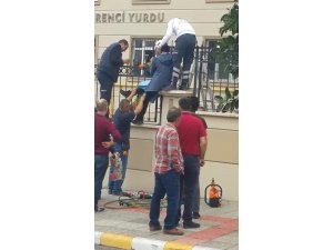 Eli demir parmaklıklara sıkışan öğrenciyi itfaiye kurtardı
