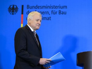 Almanya'da görevden alınan istihbarat başkanının emekliliği istendi