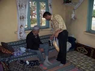 İhtiyaç sahiplerine yemek servisi