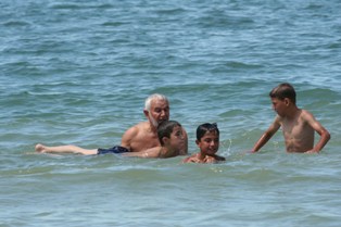 69 yaşında çocuklara yüzme öğretiyor