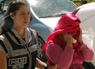 Cezaevine giden anne esrarla yakalandı