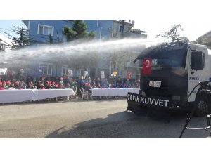 Çevik kuvvete eğlenceli baskın