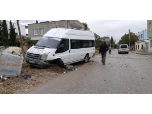 Minibüs ile otomobil çarpıştı: 2 Yaralı
