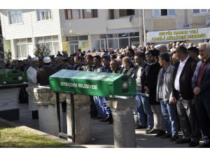 Su dolu kovada boğulan 1 yaşındaki bebek defnedildi