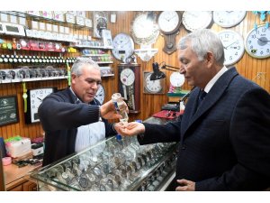 İndirim Günleri düzenlenen Tarihi Üzüm Pazarı’nda yüzler gülüyor