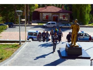 durdurulan araçta poşet içinde silahlar ele geçirildi