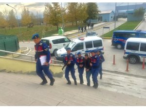Darp ettikleri akaryakıt istasyon görevlisini bıçakladı