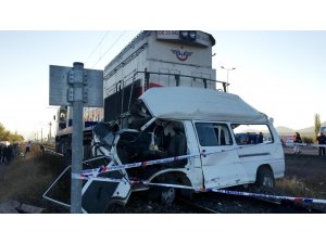 Kayseri’de tren minibüse çarptı: 2 ölü