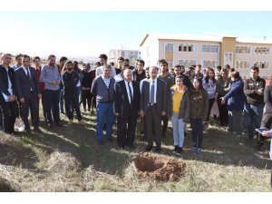 Hayatını kaybeden öğrenci anısına fidan dikildi