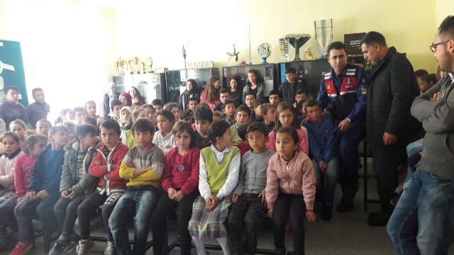 jandarmadan öğrencilere trafik eğitimi