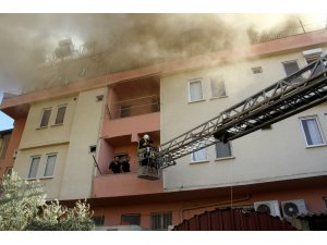 Çatı yangınında mahsur kalan çocuk son anda kurtarıldı
