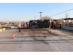 Yol süpürme kamyonu ile maden yüklü tır çarpıştı: 2 yaralı