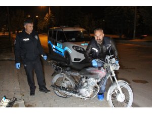 Çalıntı motosiklet parkta yakılmış halde bulundu