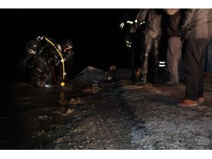 Baraj gölüne giren otomobilin sürücüsü boğuldu