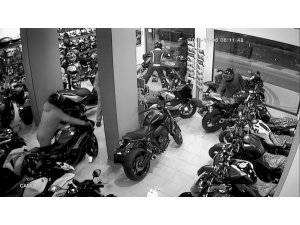 En pahalı motosikletleri 2.5 dakikada böyle çaldılar