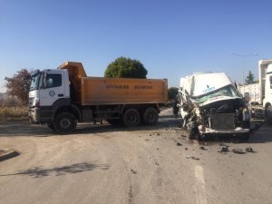 Kamyon ile servis aracı çarpıştı: 1 yaralı
