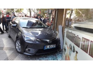 Sürücüsü sara nöbeti geçiren otomobil iş yerine daldı