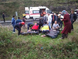 Yoldan çıkan otomobil şarampole yuvarlandı: 4 yaralı