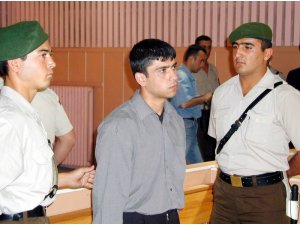 Seri katil duruşmada titredi, boynunu büktü, "Vurmayın" diye bağırdı