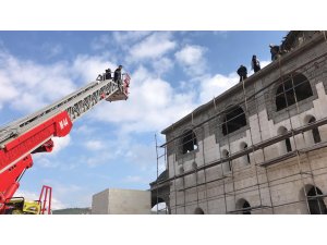 Caminin kubbesinden düşen işçi yaralandı