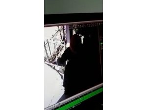 Paspasların altında anahtar arayıp kapıları zorlayan kadınlar kameralara yakalandı