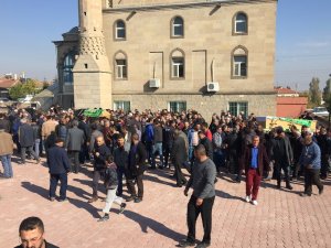 Lokomotif, iki kişinin içinde bulunduğu minibüsü 500 metre sürüklemiş