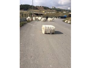 Yola savrulan pamuk balyaları yolu trafiğe kapattı