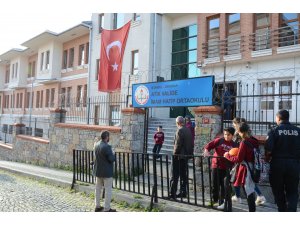 Öğretmen okulda silahla yaralandı