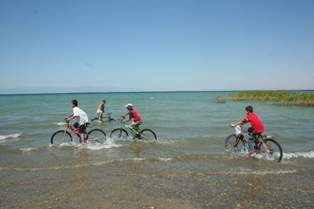 Beyşehir Gölü’nde bisiklet keyfi