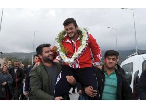 Balkan şampiyonu güreşçiye coşkulu karşılama