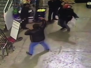 Kavgaya aldırmadı, aynada saçını düzeltti