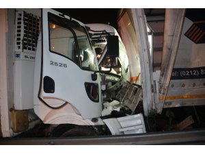 Kamyon önüne aldığı otomobille tıra arkadan çarptı: 1 ölü, 2 yaralı